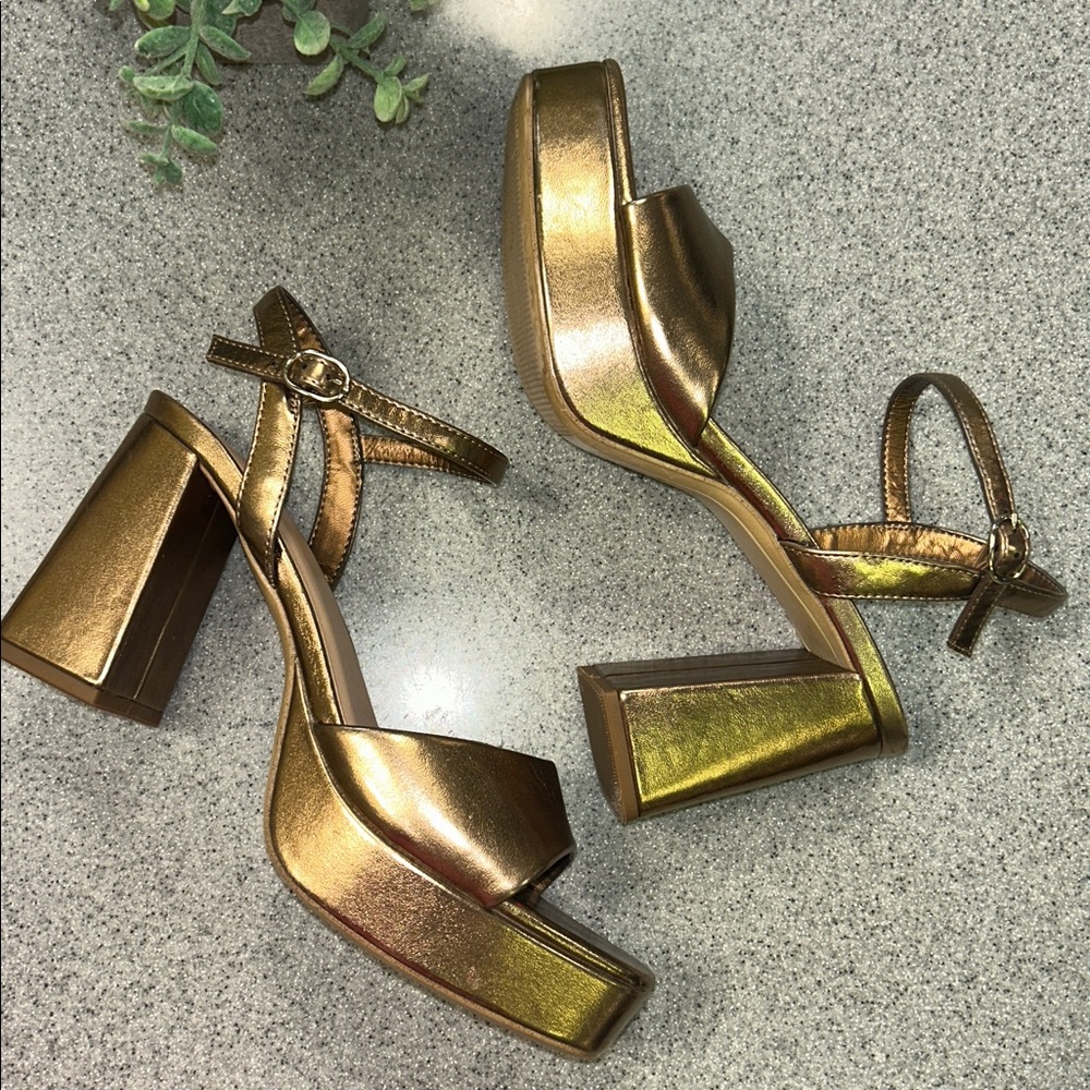 a new day sz 9 Metallic Gold Platform Sandals